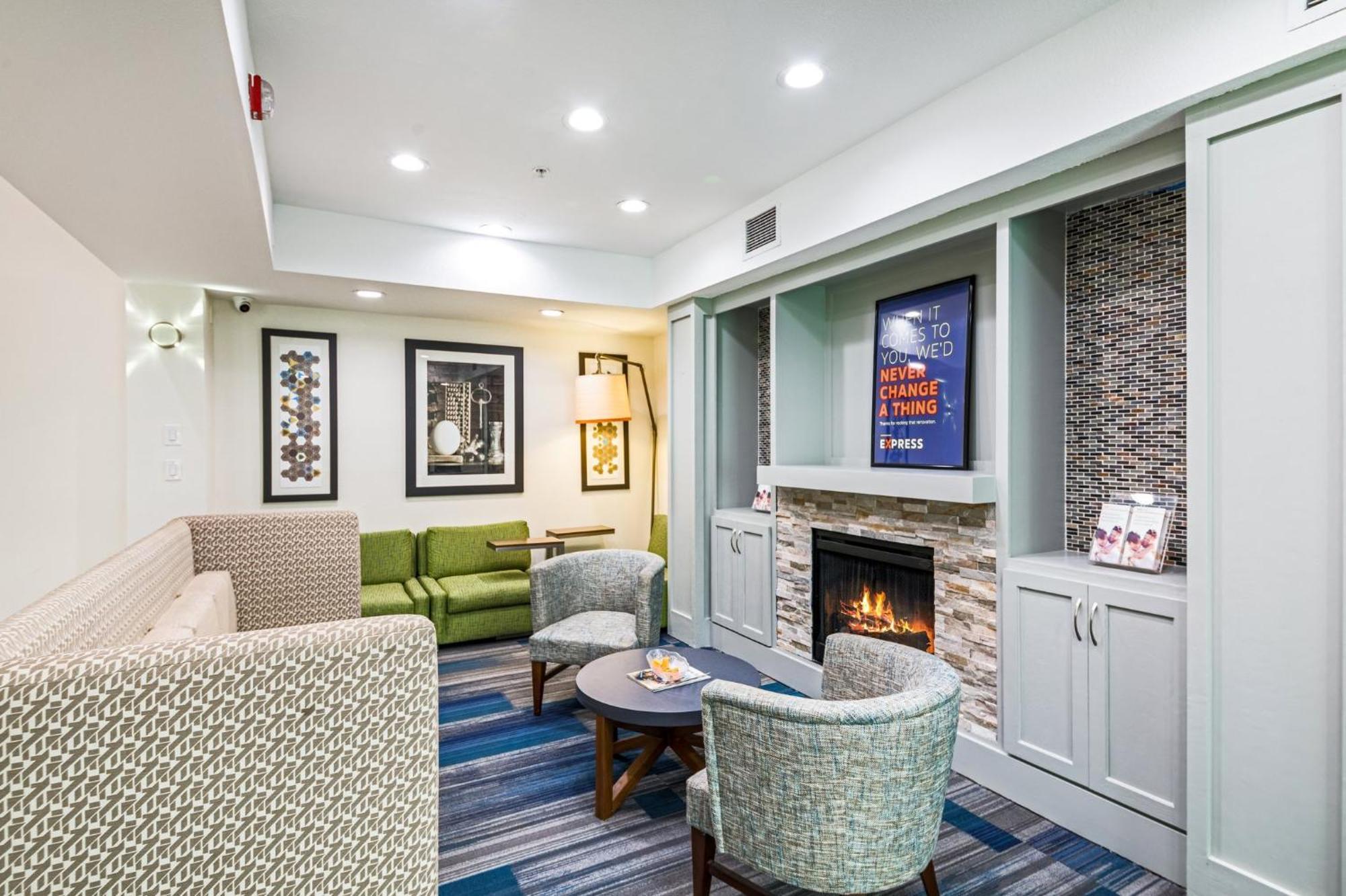 Holiday Inn Express Hotel & Suites Columbus By Ihg Экстерьер фото