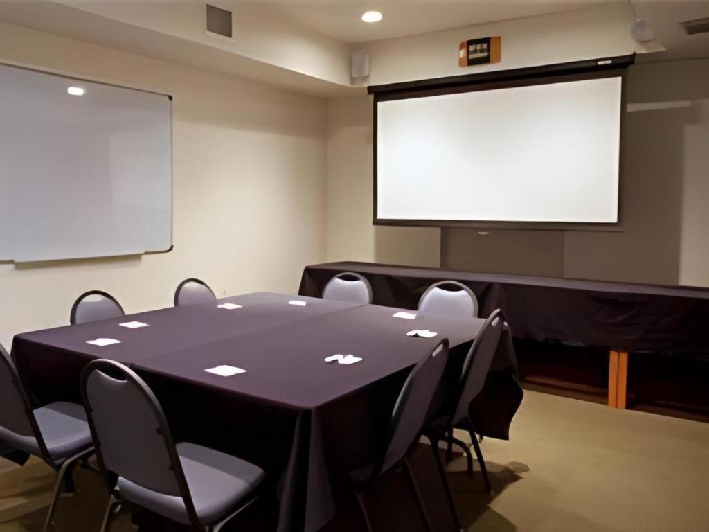 Holiday Inn Express Hotel & Suites Columbus By Ihg Экстерьер фото