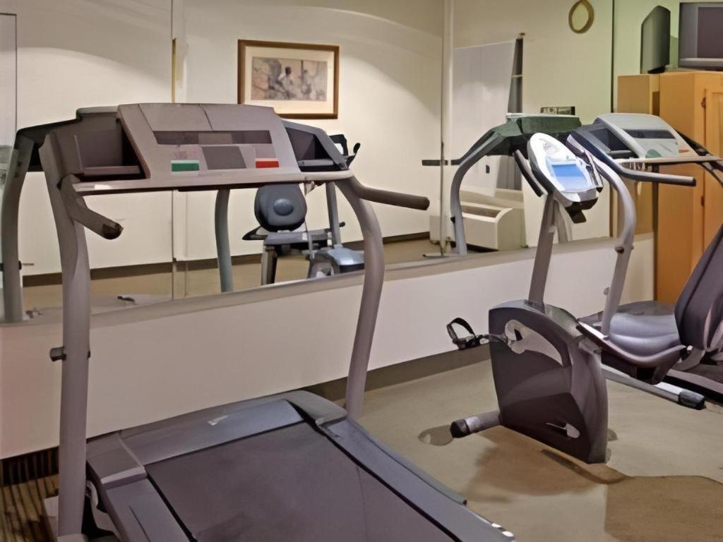 Holiday Inn Express Hotel & Suites Columbus By Ihg Экстерьер фото