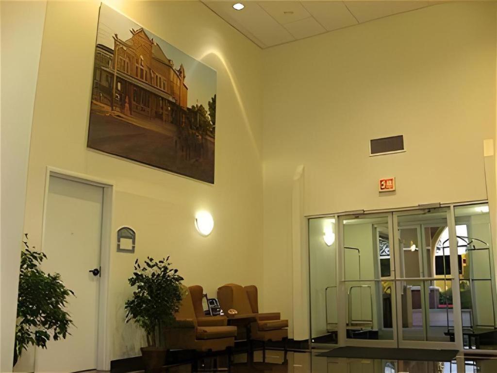Holiday Inn Express Hotel & Suites Columbus By Ihg Экстерьер фото