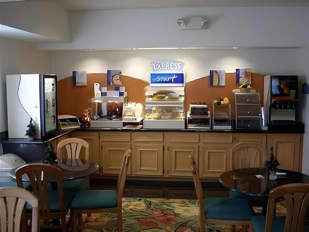 Holiday Inn Express Hotel & Suites Columbus By Ihg Экстерьер фото