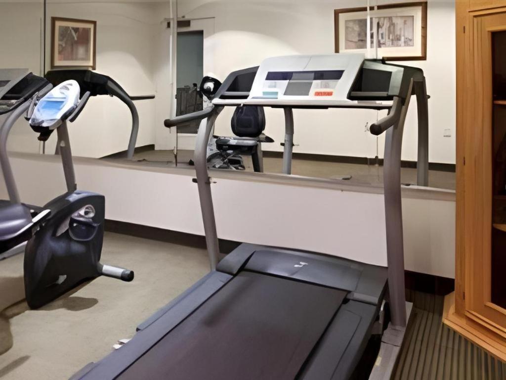 Holiday Inn Express Hotel & Suites Columbus By Ihg Экстерьер фото