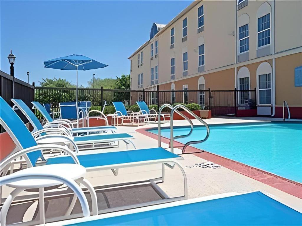 Holiday Inn Express Hotel & Suites Columbus By Ihg Экстерьер фото