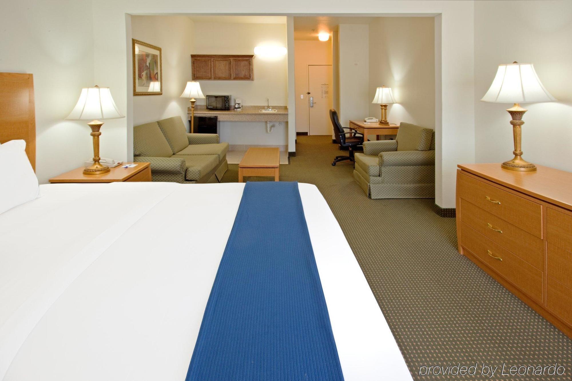 Holiday Inn Express Hotel & Suites Columbus By Ihg Номер фото