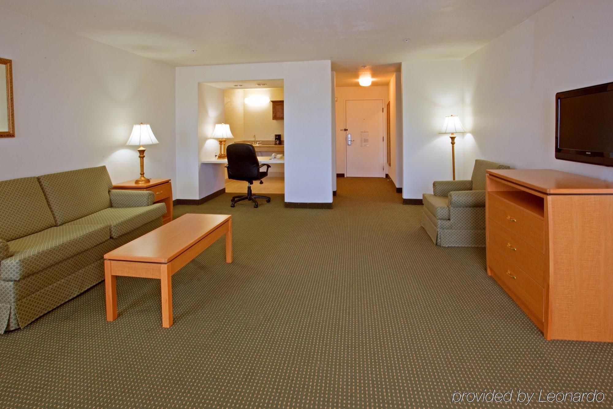 Holiday Inn Express Hotel & Suites Columbus By Ihg Номер фото
