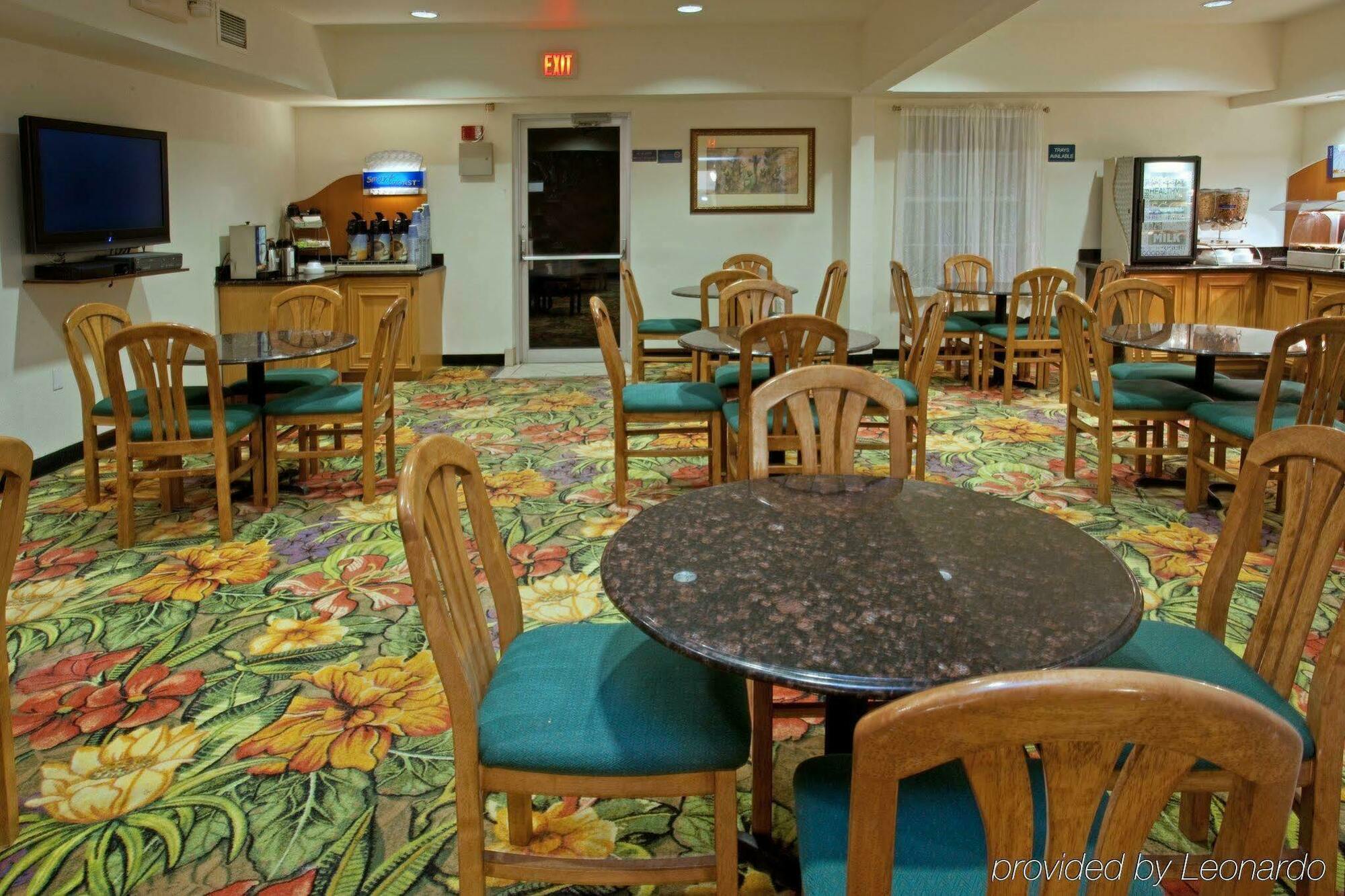 Holiday Inn Express Hotel & Suites Columbus By Ihg Экстерьер фото