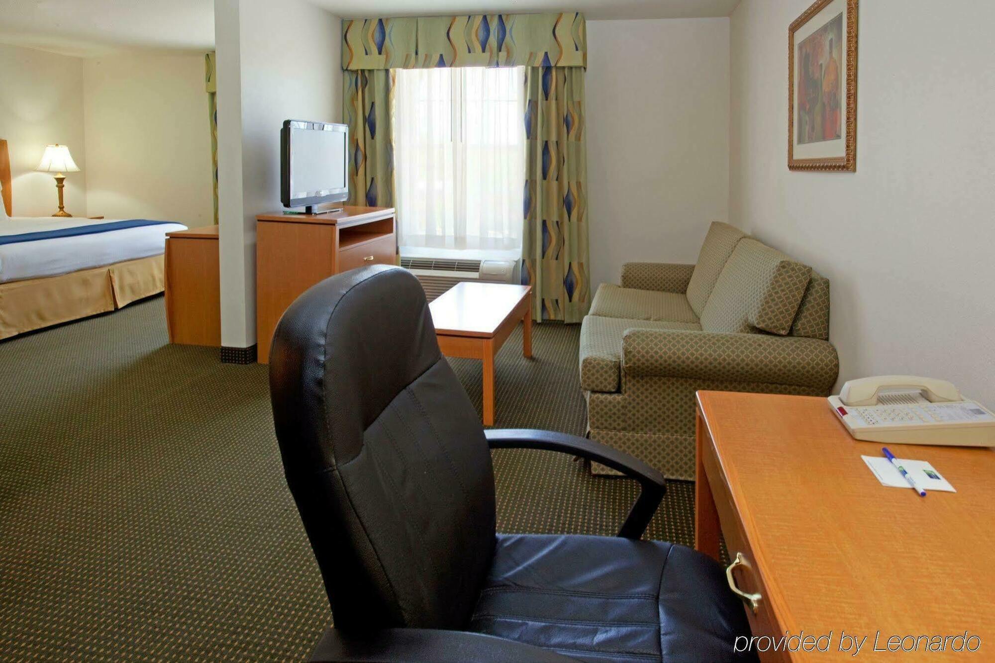Holiday Inn Express Hotel & Suites Columbus By Ihg Экстерьер фото